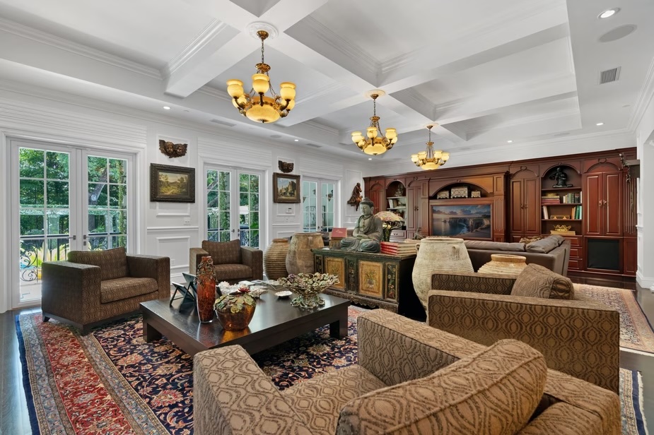 Depicted is a white and Earth-toned sitting room.