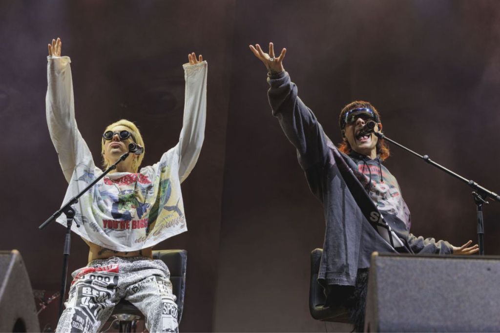 Photo of two singers on stage