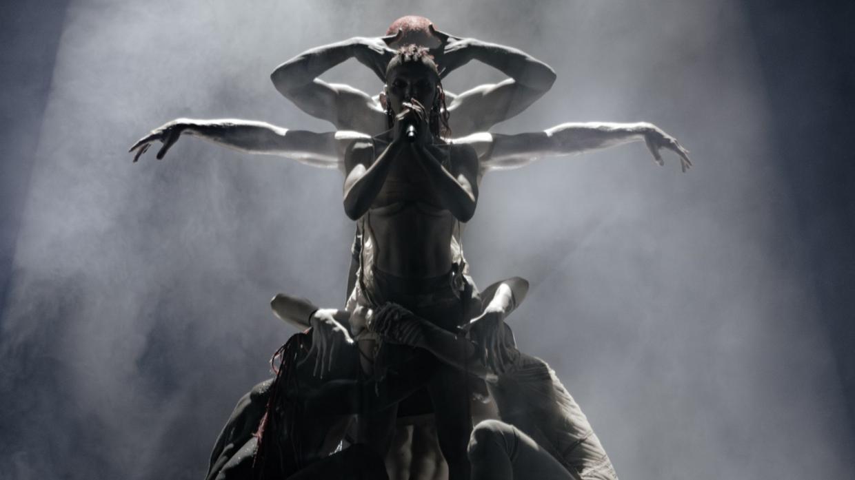 Photo of FKA Twigs and her dancers performing on stage in Miami