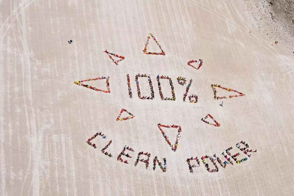 Environmentalists Form Giant Human Message Outside Miami Beach Mayor’s Meeting