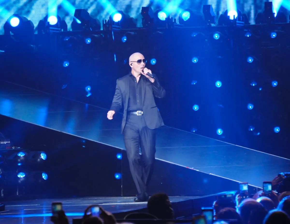 Pitbull to Open iLov305 Restaurant on Ocean Drive