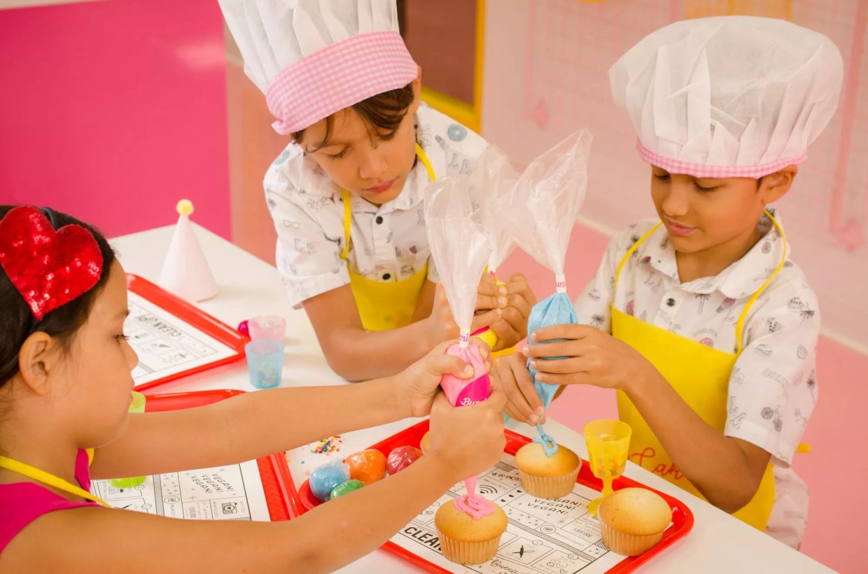 Bunnie Cakes Studio Lets You Decorate Your Own Cupcakes