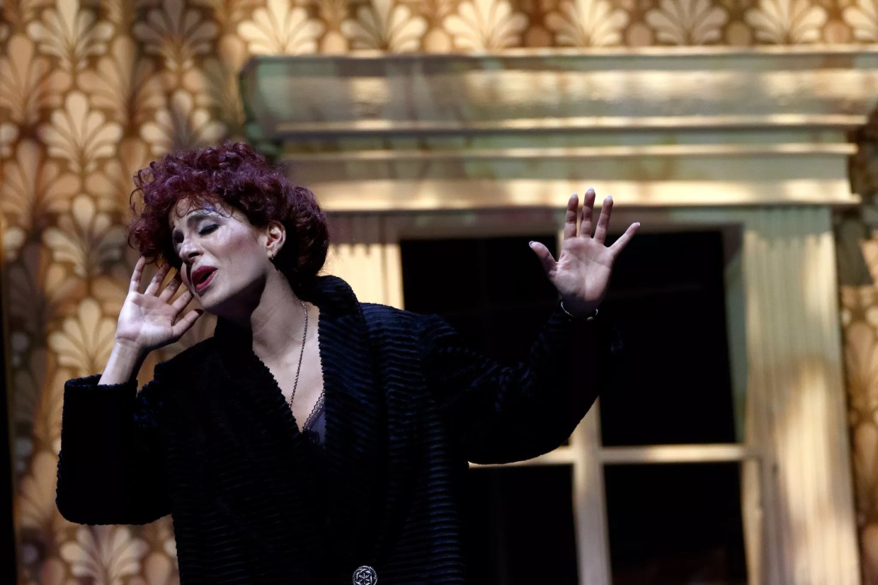 Venezuela’s Mariaca Semprún Stars in <i>Piaf</i> at the Colony Theatre