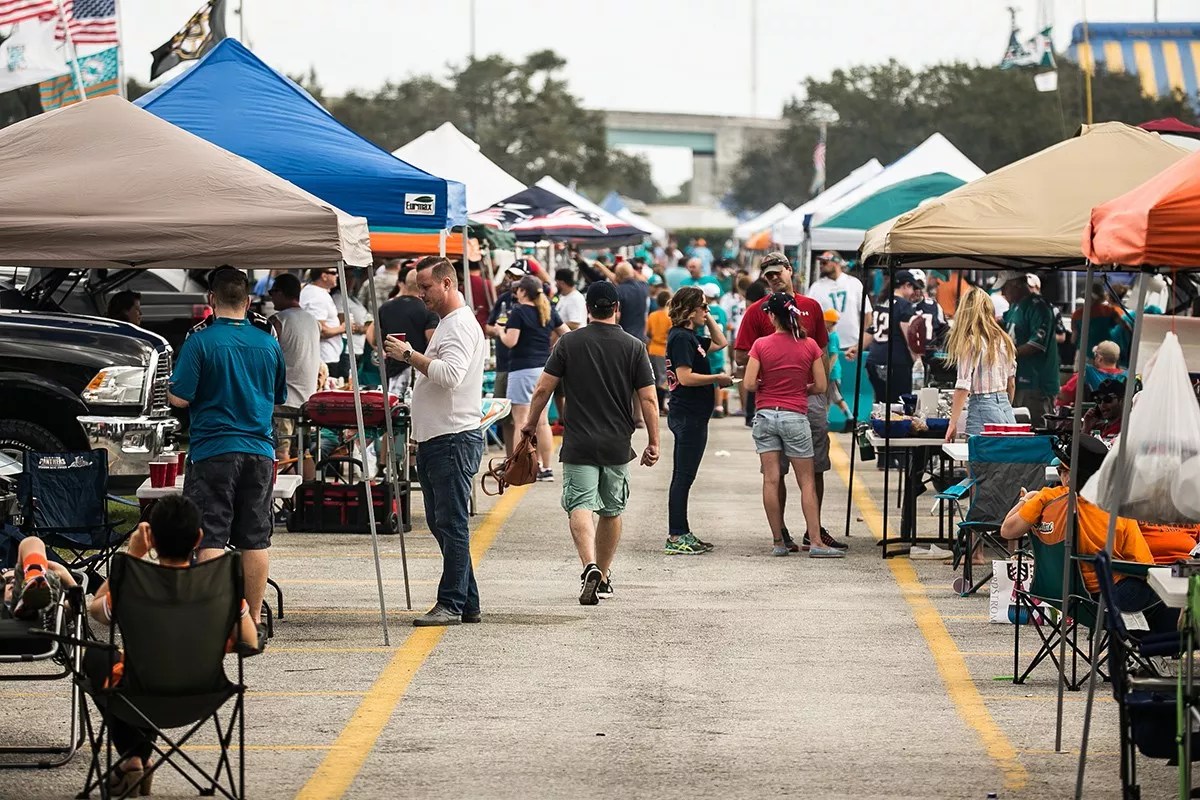 This Fat Guy Carrying a Football Was the Only Highlight in Dolphins’ Latest Loss