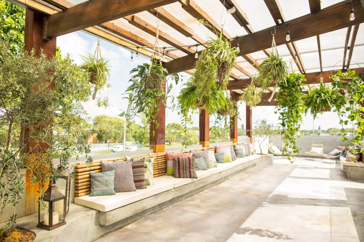 Vista Opens Rooftop Bar With Cocktails and Live Music