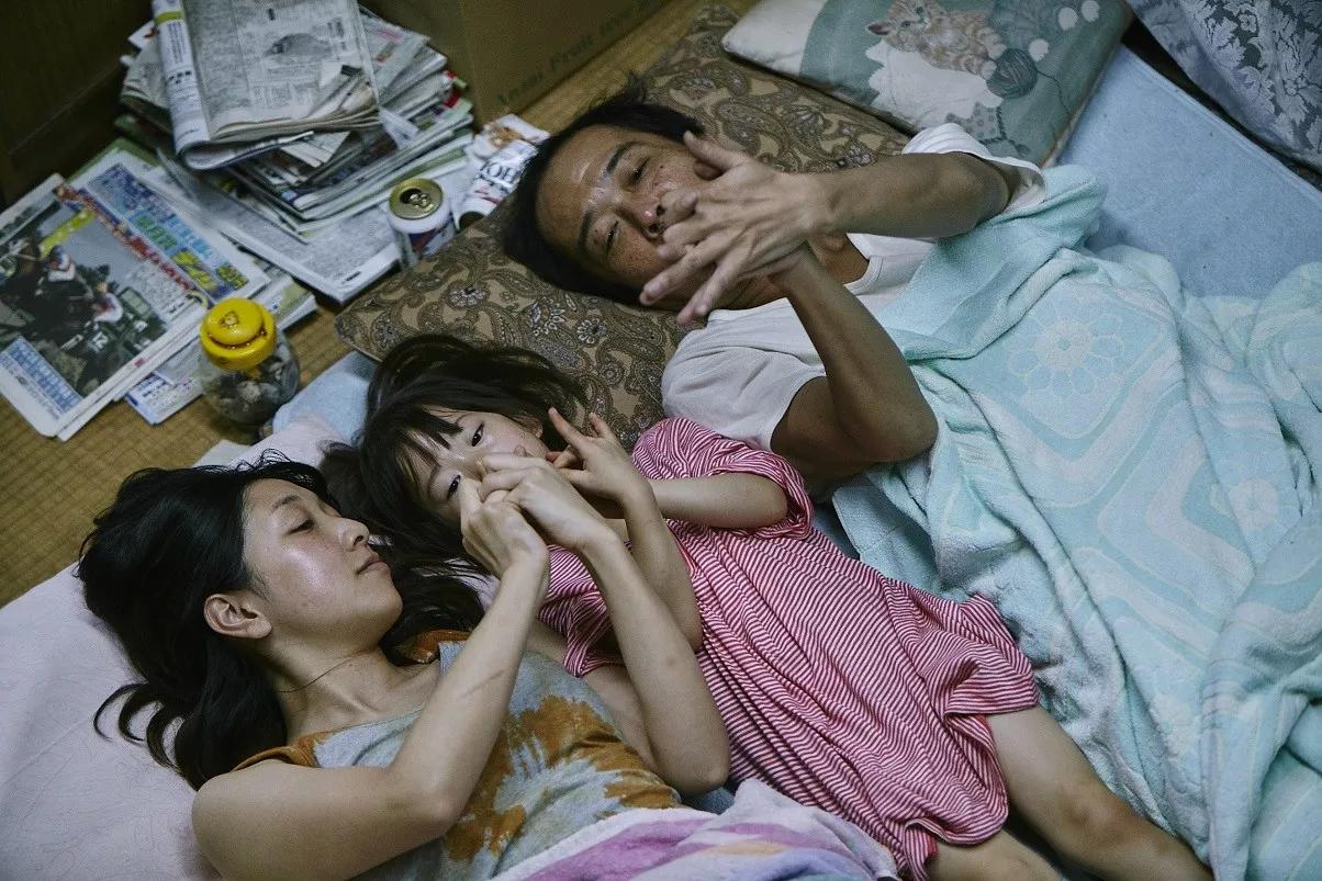 Kore-eda’s Big-Hearted <i>Shoplifters</i> Toasts the Family That Steals Together