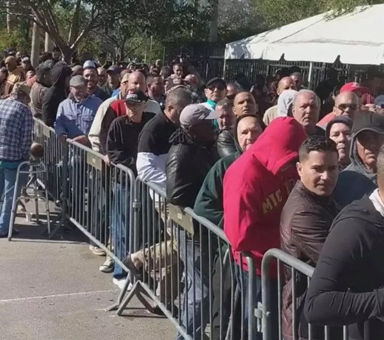 Videos Show Giant Crowds of Immigrants Lined Up Outside Miami-Area ICE Office
