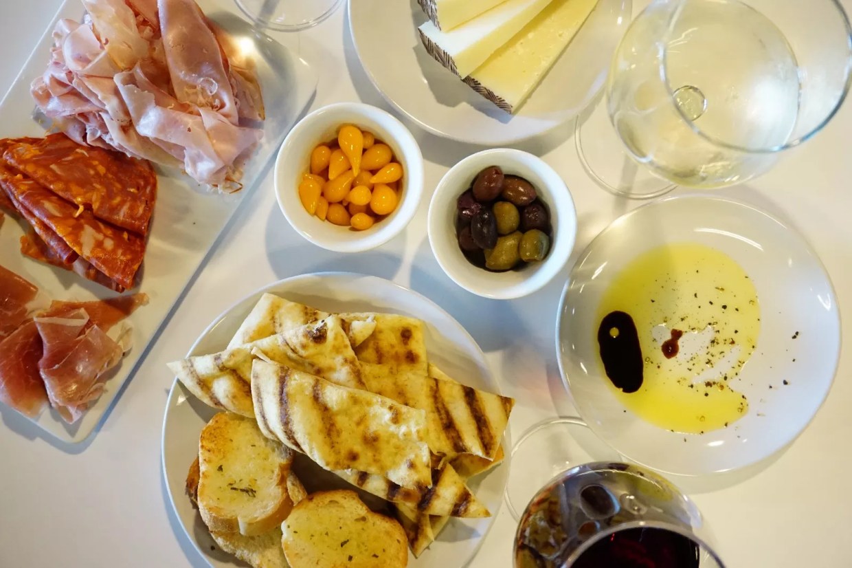 Vacillate Wine and Beer Bar Brings Expertly Curated Wines to Kendall