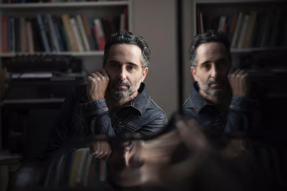 Sixteen Years After His Oscar, Jorge Drexler’s Music Still Has Sweet, Subtle Layers of Poetry