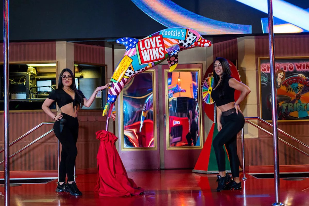 Watch Artist Todd Gray Paint a Naked Model While You Eat Your Chicken Wings at Tootsie’s Cabaret