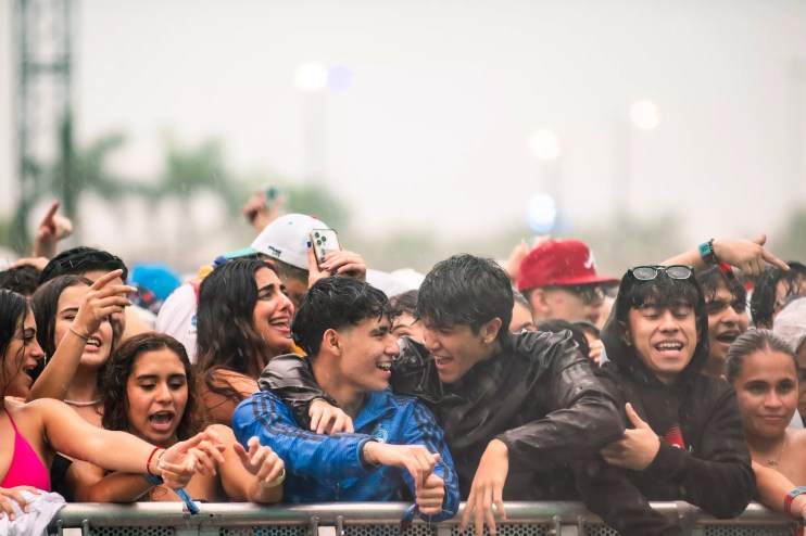 The crowd soak by the rain at Vibra Urbana
