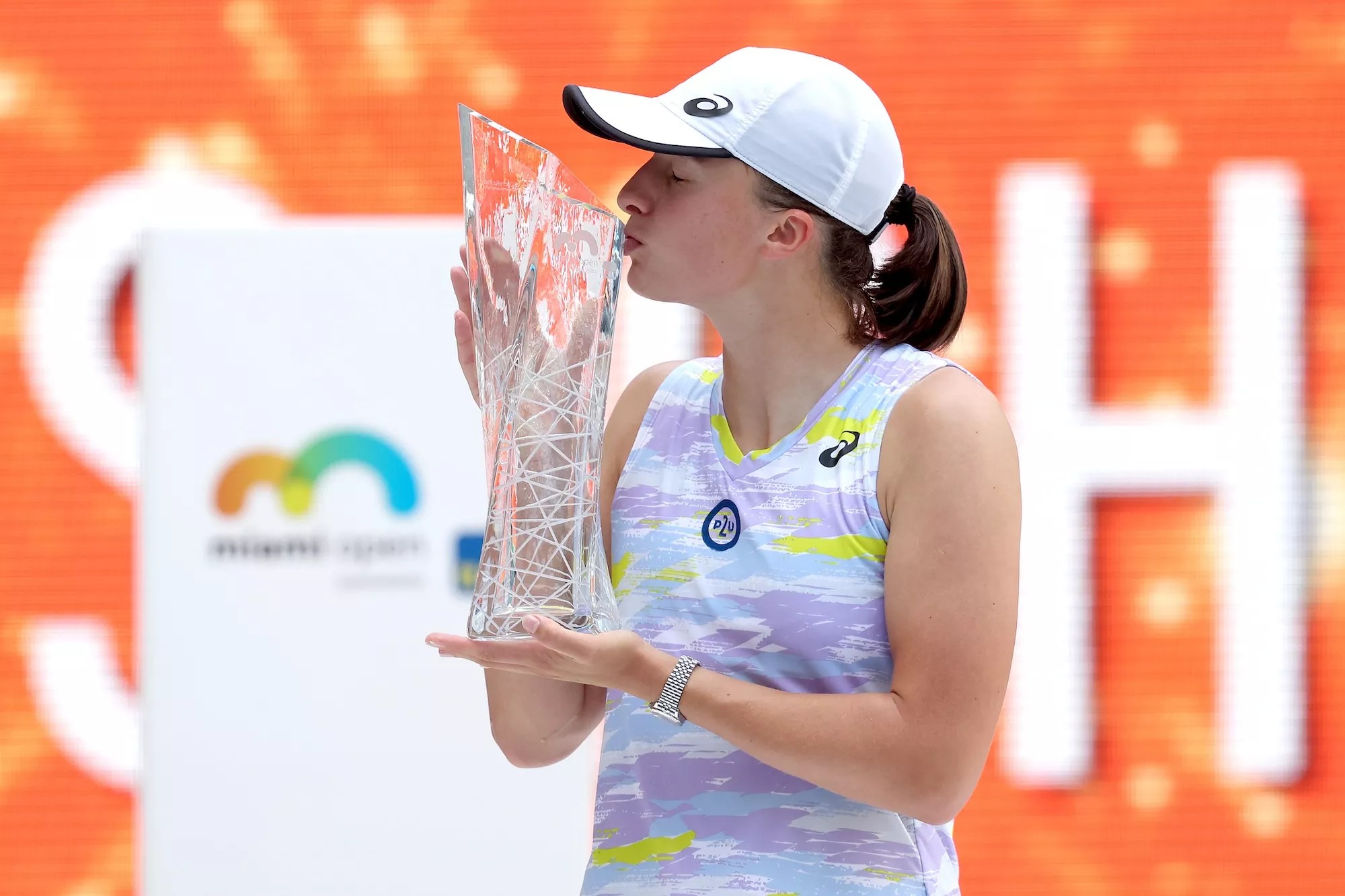 Polish tennis player Iga Swiatek poses with the Butch Buchholz trophy