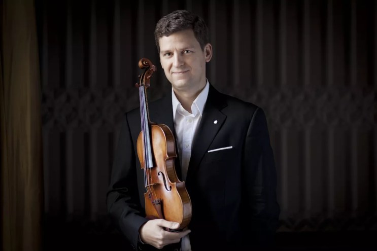 Portrait of James Ehnes holding his violin