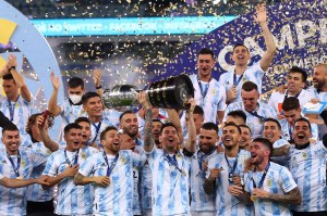 Lionel Messi and the Argentina team hoisting up the trophy at the 2021 Copa America