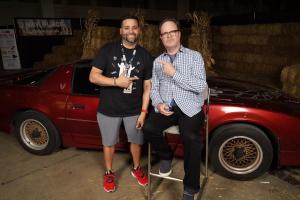 Rainn Wilson posing next to Arnold Cuervo