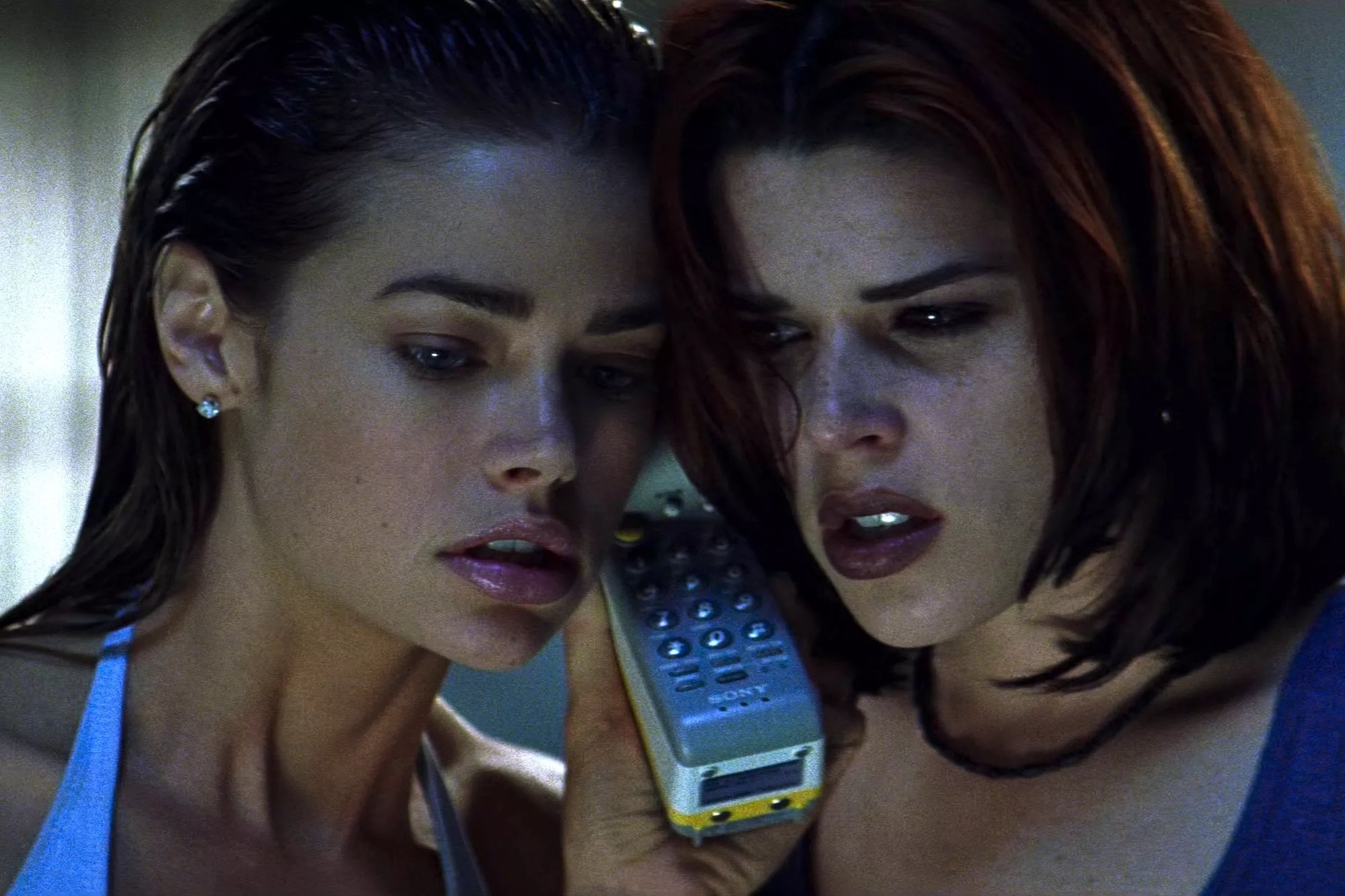 Still of Denise Richards and Neve Campbell in Wild Things