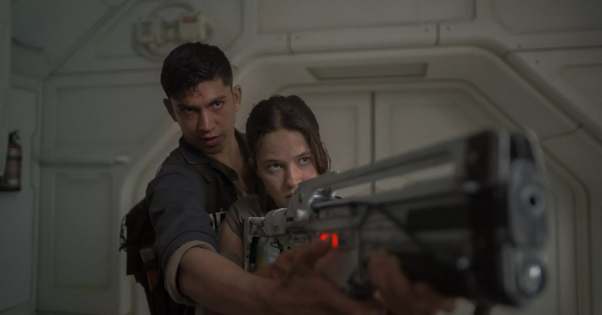 Still of Archie Renaux and Cailee Spaeny in Alien: Romulus