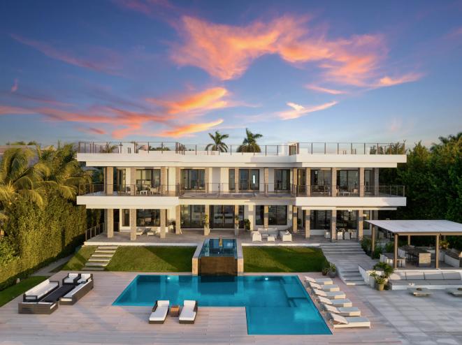 Backyard of $37.5 million mansion with two-level pool and large outdoor area