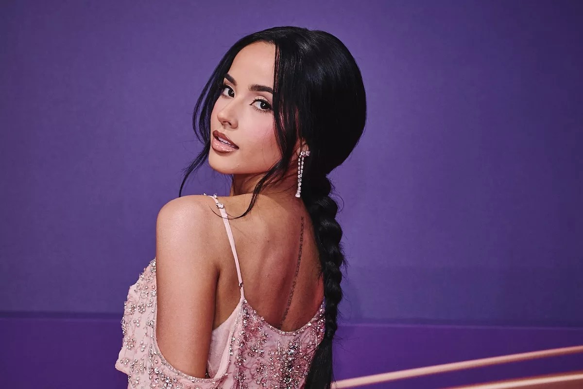 Becky G posing on the red carpet of the 2025 Premio Lo Nuestro