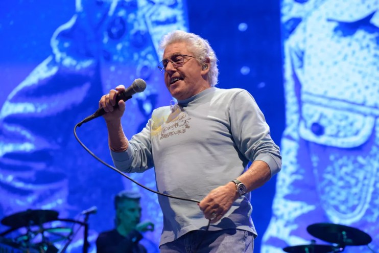 Roger Daltrey singing on stage