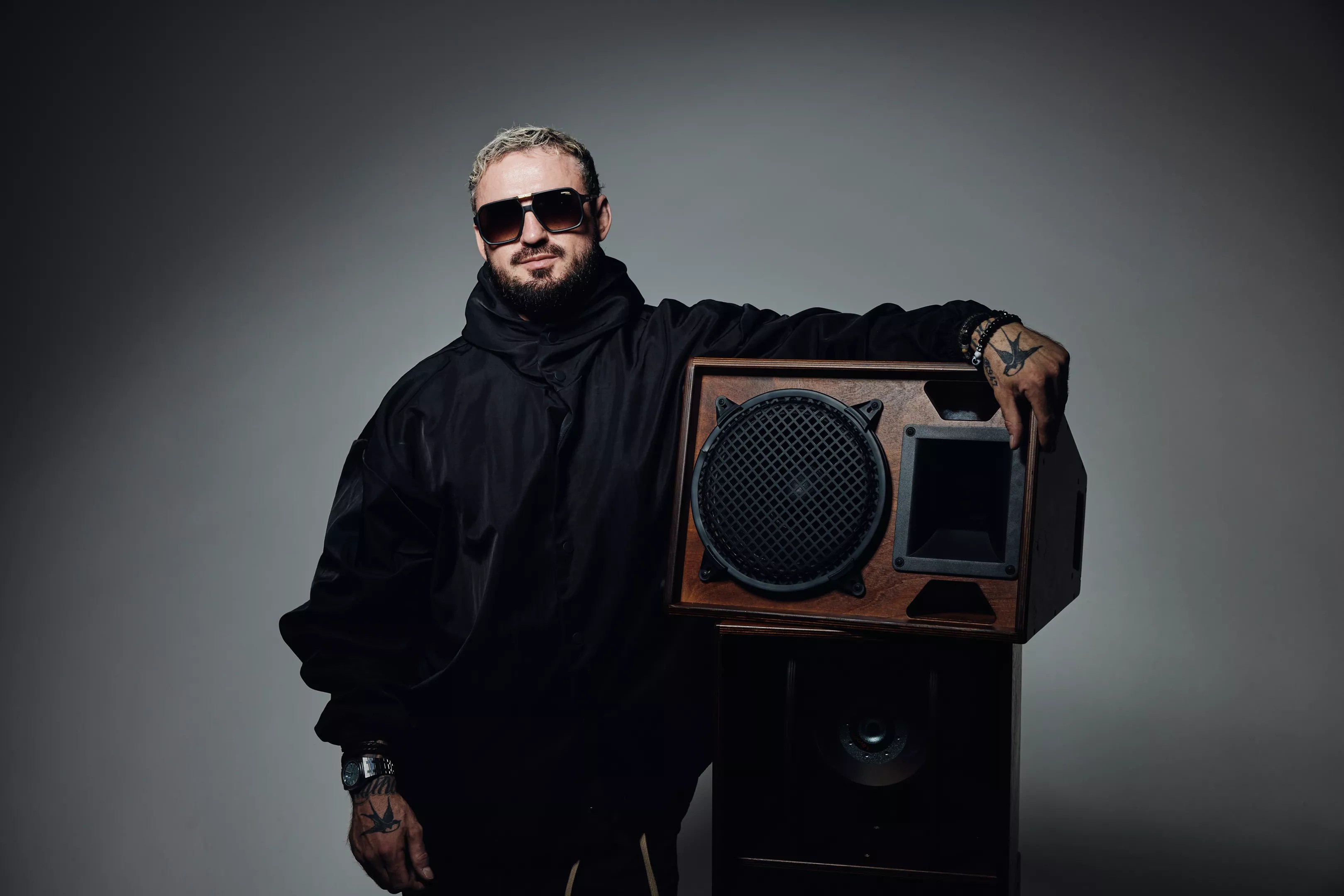 Picture of a man holding an amplifier.